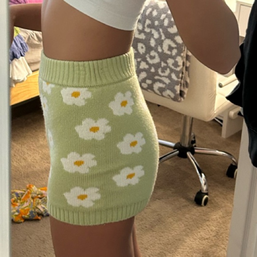 Floral Knit Women Shorts - Green - Picture 3 of 3